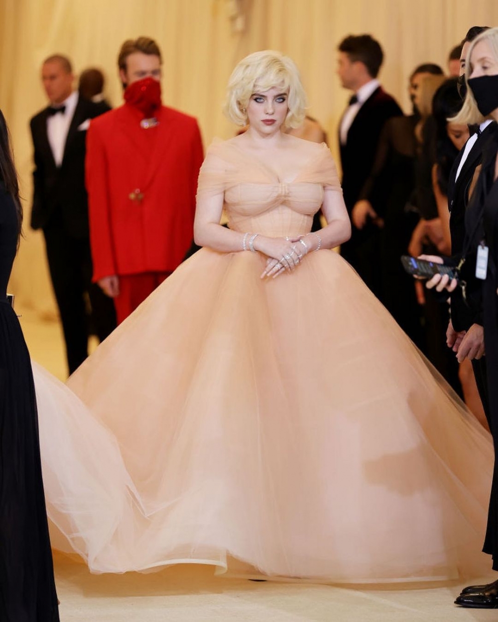 Billie Eilish化身Marilyn Monroe再世的怪奇比莉夢幻拖地的裙擺、緊身剪裁的腰身氣勢