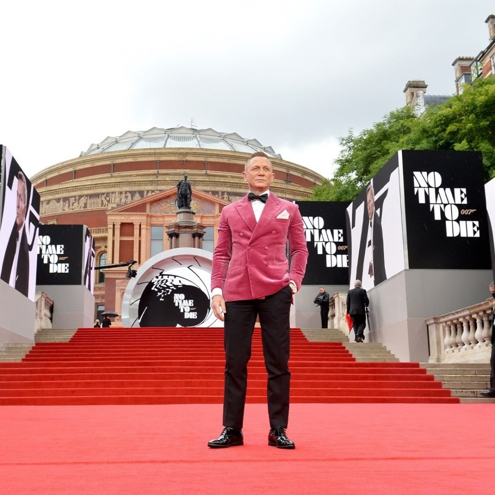 非常的符合「占士邦」風格的造型