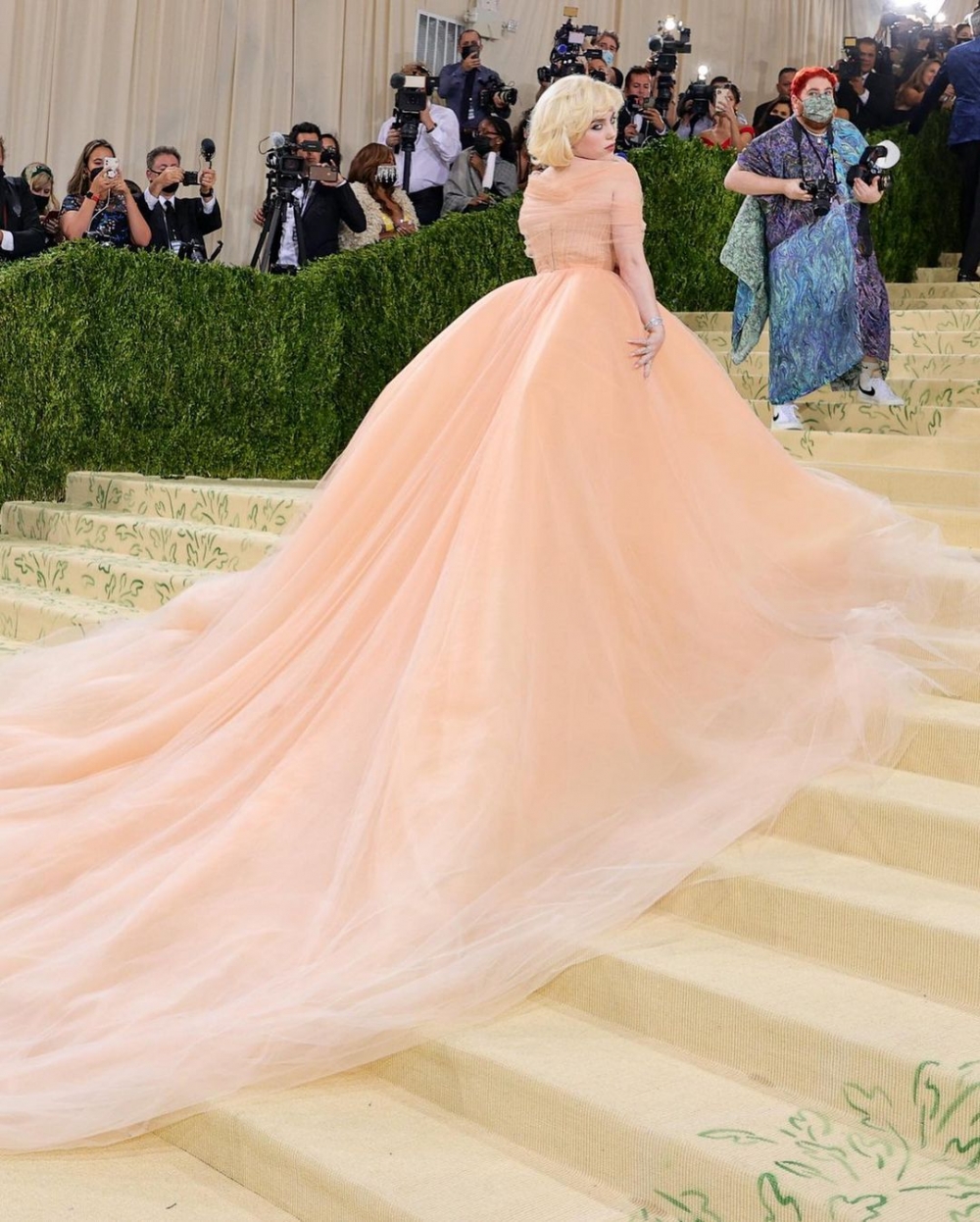 Billie Eilish化身Marilyn Monroe再世的怪奇比莉夢幻拖地的裙擺、緊身剪裁的腰身