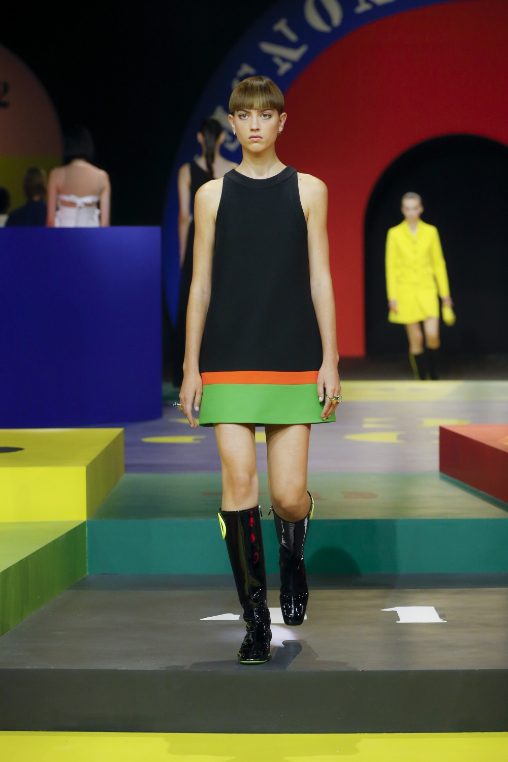 Dior 2021春夏季系列的成衣設計呼應著60年代的「Slim Look」系列