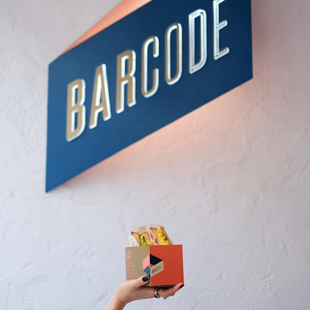 日夜不停歇的這間咖啡酒吧「BARCODE」讓人禁不住駐足欣賞。