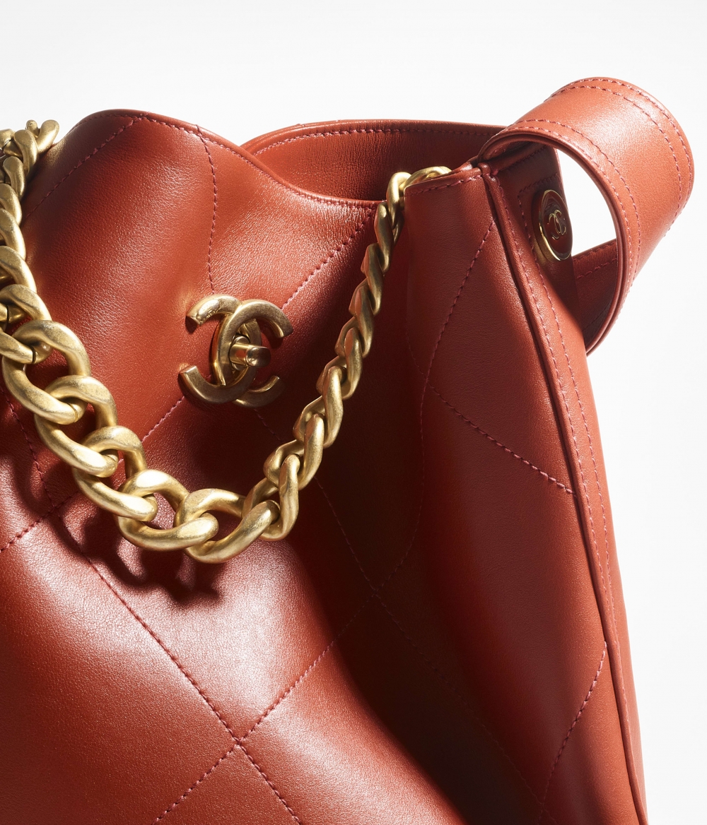 全新款式的Hobo bag可以說是放大版本的「腋下包」