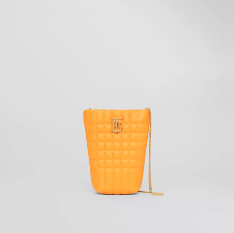 簡潔小水桶Phone Bag袋身上綴有金色的Thomas Burberry Monogram