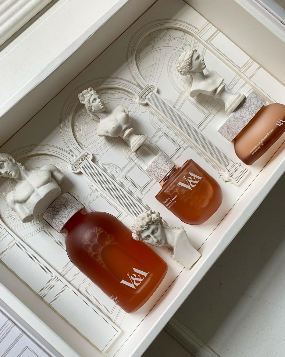 V&A Beauty通過先進護膚技術獎被稱為「女王水」的Phenanich水代替純淨水