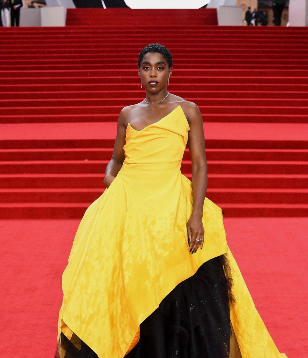 Lashana Lynchu 選擇穿亮黃色的蓬蓬禮服