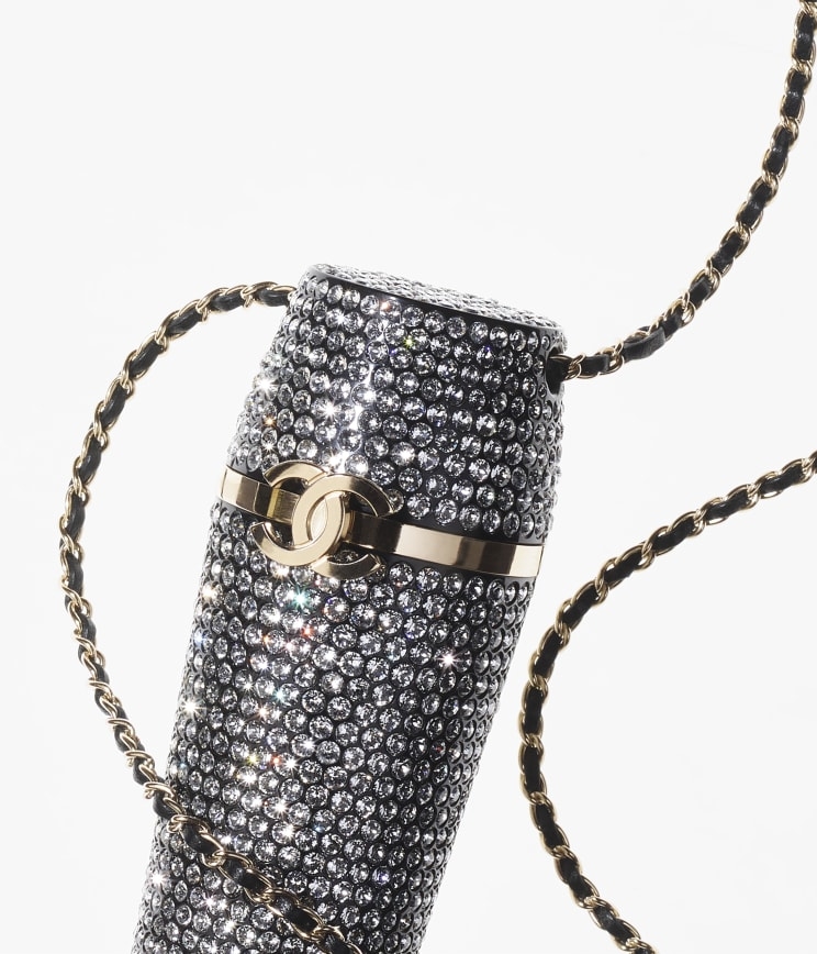 鋪滿一整片水晶讓小配件成為全身焦點