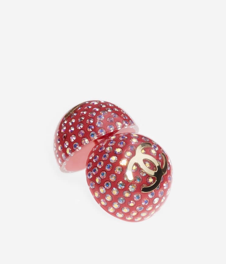 紅色的橢圓形耳環點綴,配上白色水晶和金屬「CC」Logo