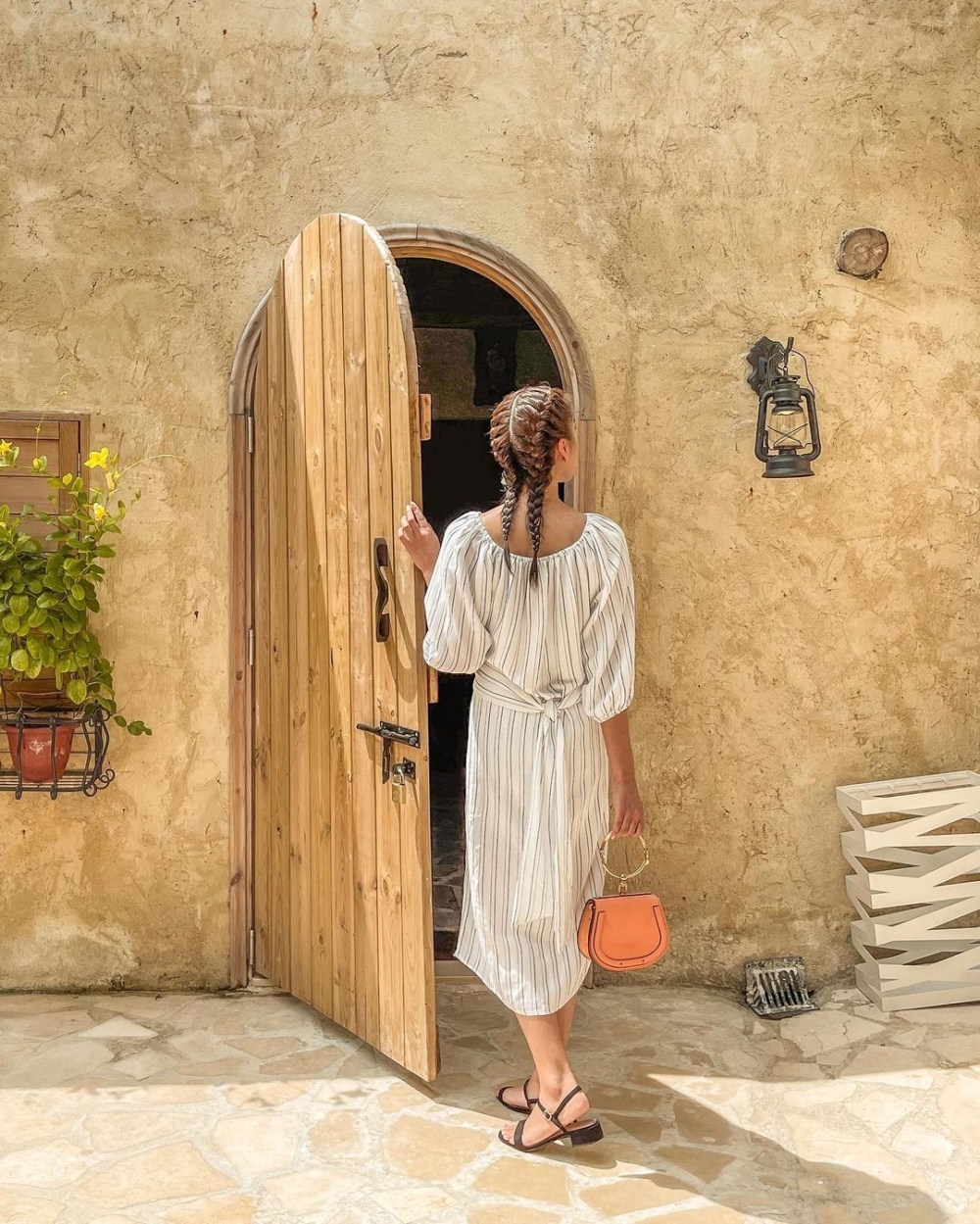 別有洞天的紅磚小鎮：恍如走入南歐古城的「小希臘咖啡店」，一不留神差點與世外秘景擦身而過