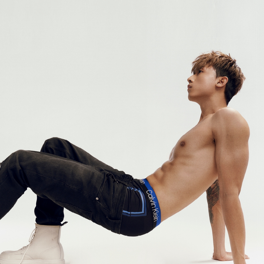 Calvin Klein在合作中讓二人置身在柔和光線中穿上適合身體的內衣