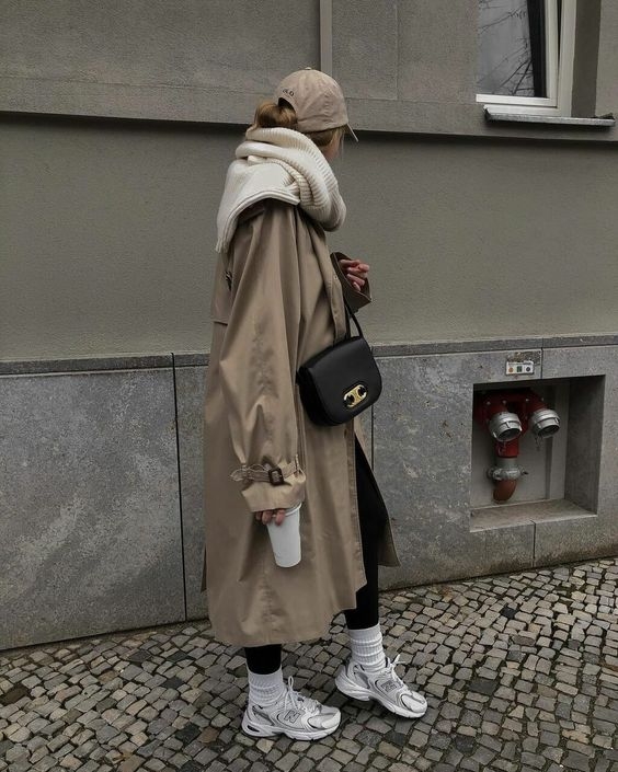 秋冬穿搭-運動套裝+風衣