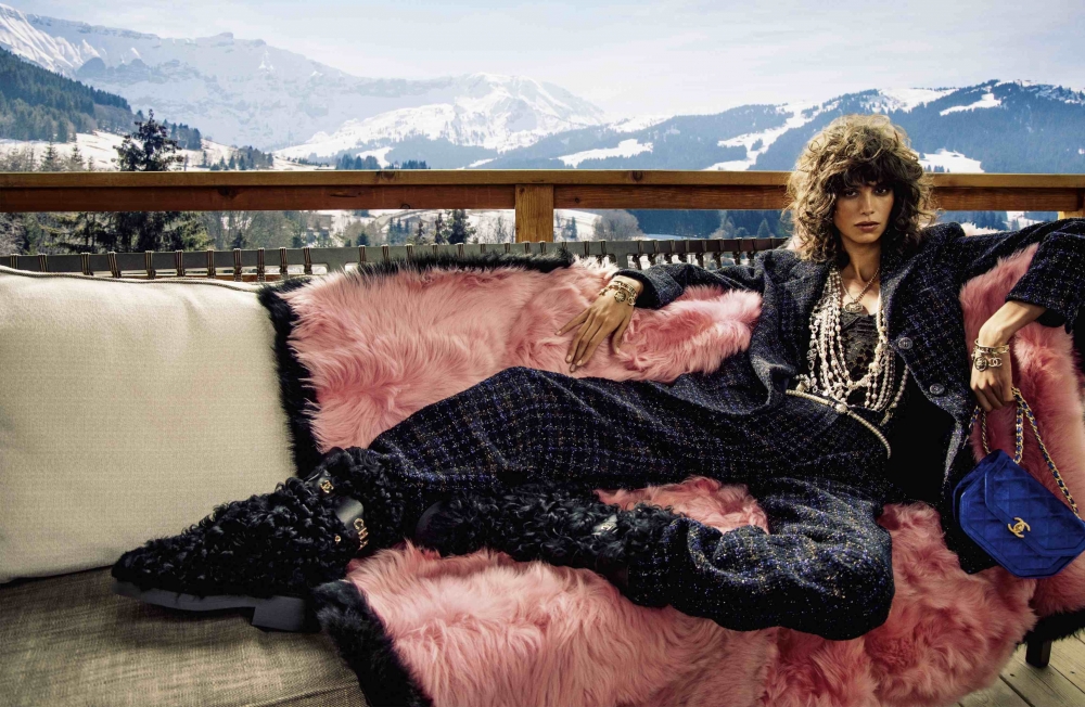 廣告大片選在法國東部Megève鎮取景,小木屋、雪白的山峰、滑雪坡道等冬日風情。