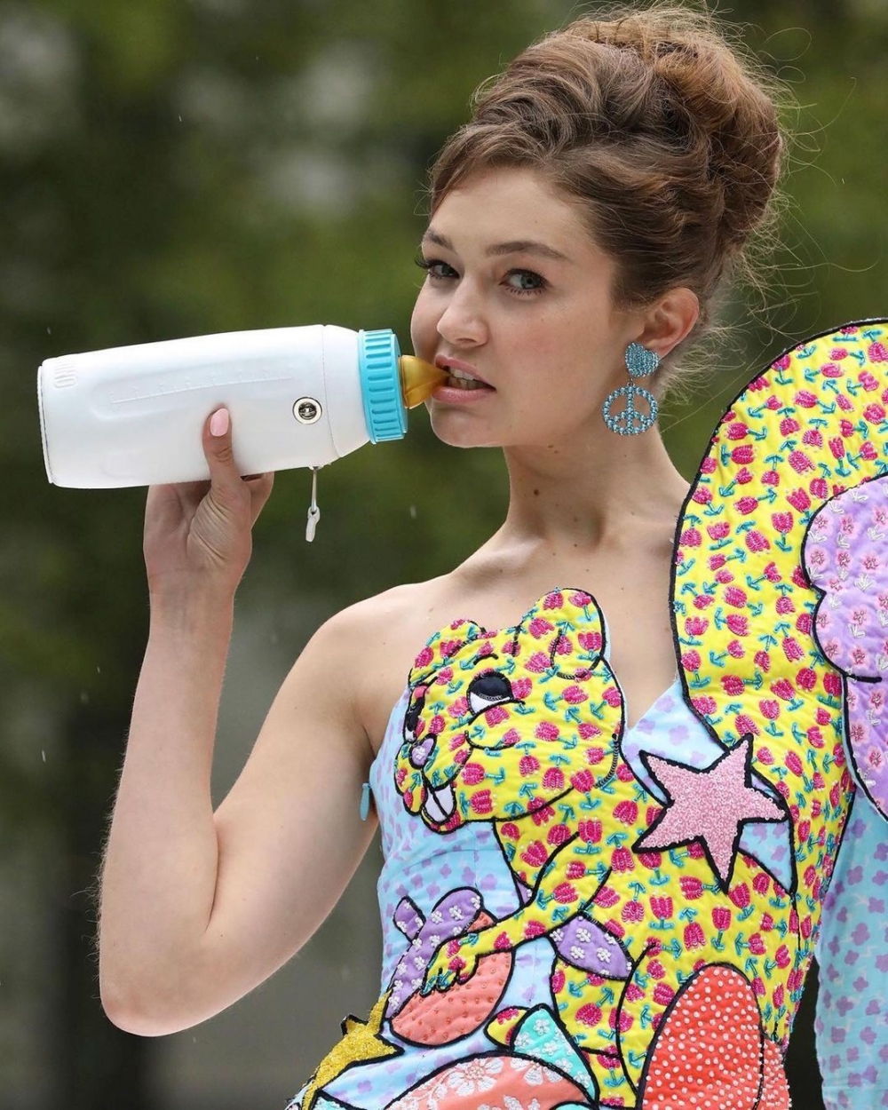 Moschino 2022春夏氣勢開場的GiGi Hadid