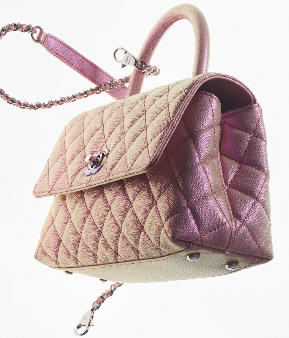 鮮明螢光粉紅色絎縫線和漸變「CC」Logo為點綴