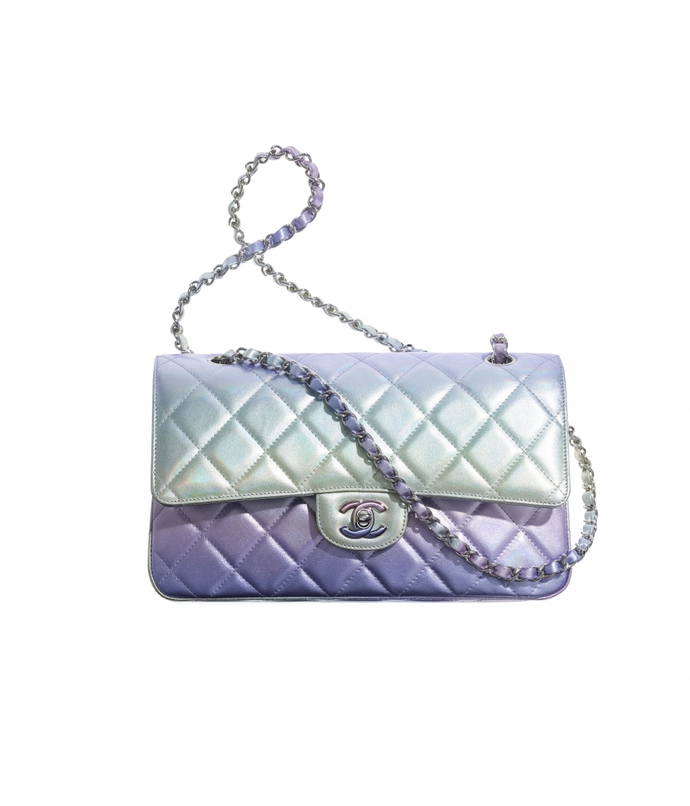 由粉藍粉到紫漸層的金屬光澤皮革11.12手袋,帶有冷艷美態的冬日感。