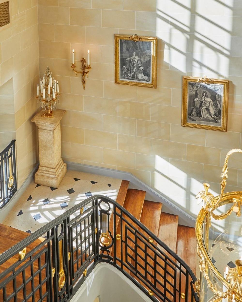 凡爾賽宮酒店-光線照映在樓梯上