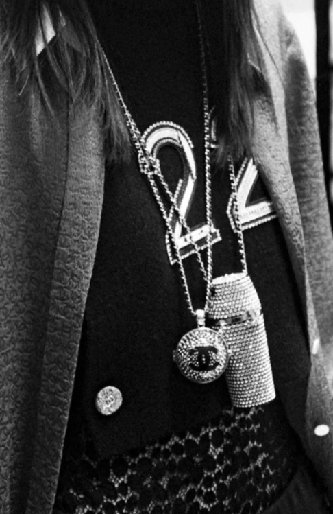 香奈兒2021/22秋冬時裝秀在巴黎著名夜店Castel俱樂部舉行