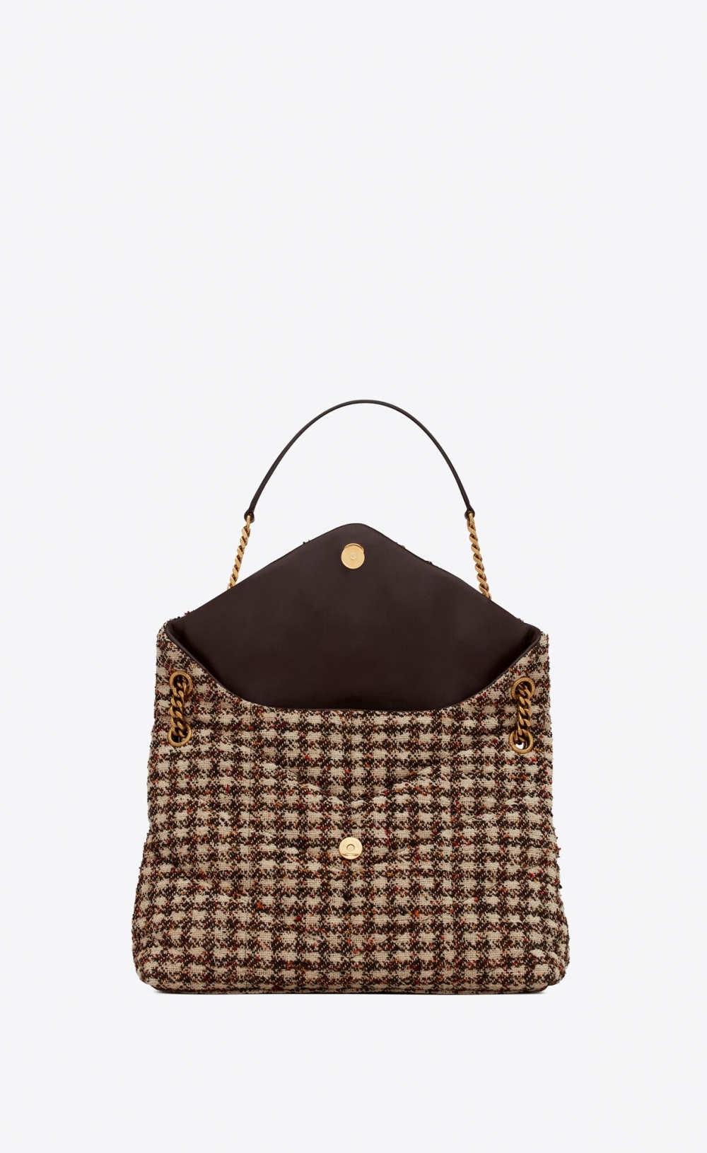 在簡單剪裁的Puffer Bag上加入Saint Laurent Monogram更能襯托氣氛