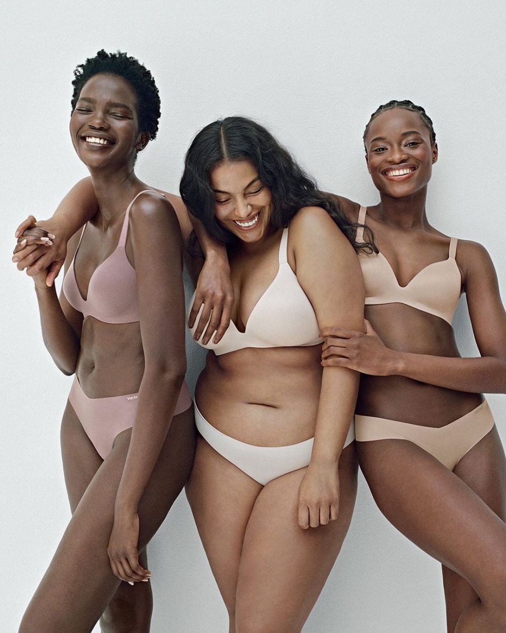 外表非常有力量和舒適的狀態曲線下也為Victoria's secret拍攝形象照。