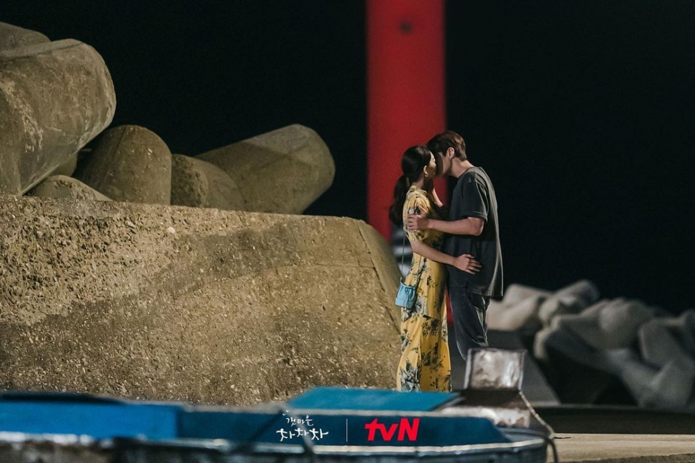 在劇中陪伴愛情誕生的LOEWE迷你手袋