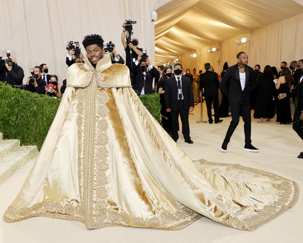 身穿Versace的Lil Nas X