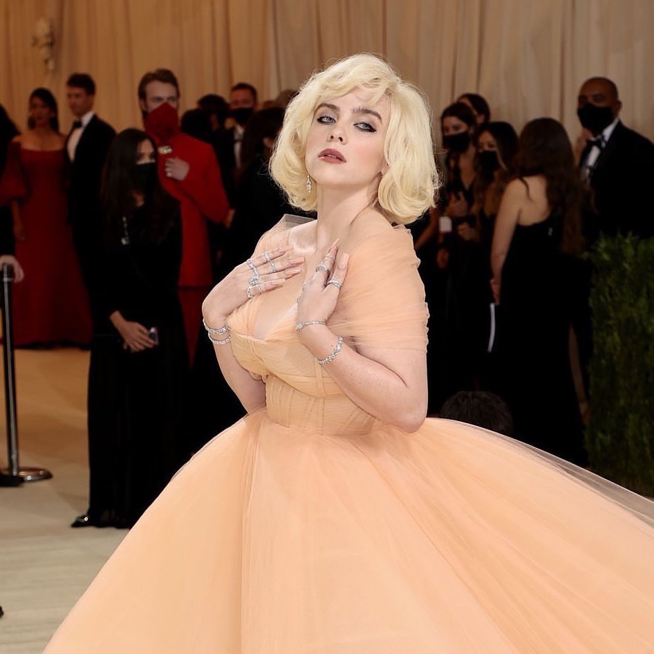 Billie Eilish化身Marilyn Monroe再世的怪奇比莉夢幻拖地的裙擺、緊身剪裁的腰身性感