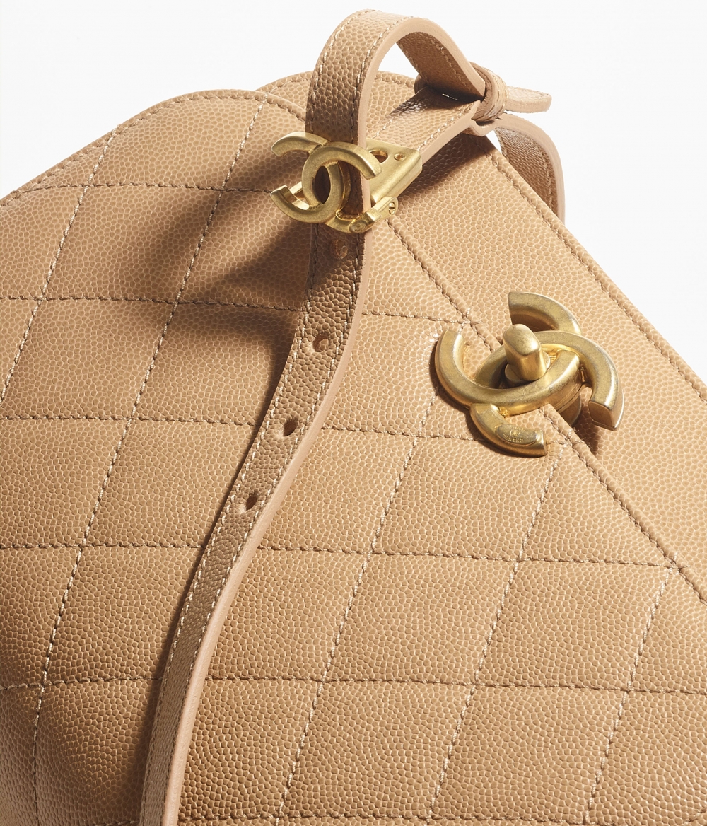 這款信差袋集結經典菱格紋、金屬鏈子以及金色CC Logo扣一身