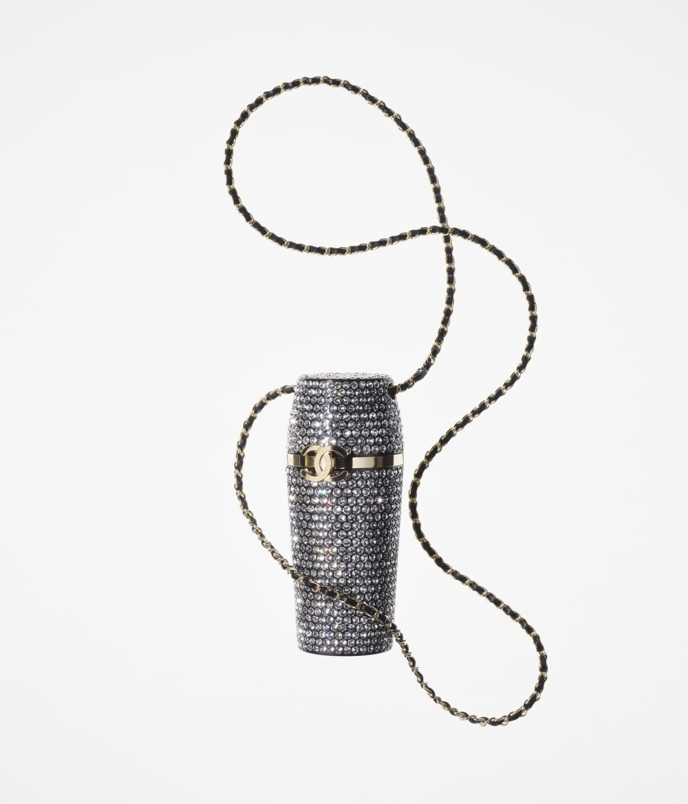 系列更用上華麗水鑽來作為夜店中閃爍的燈光