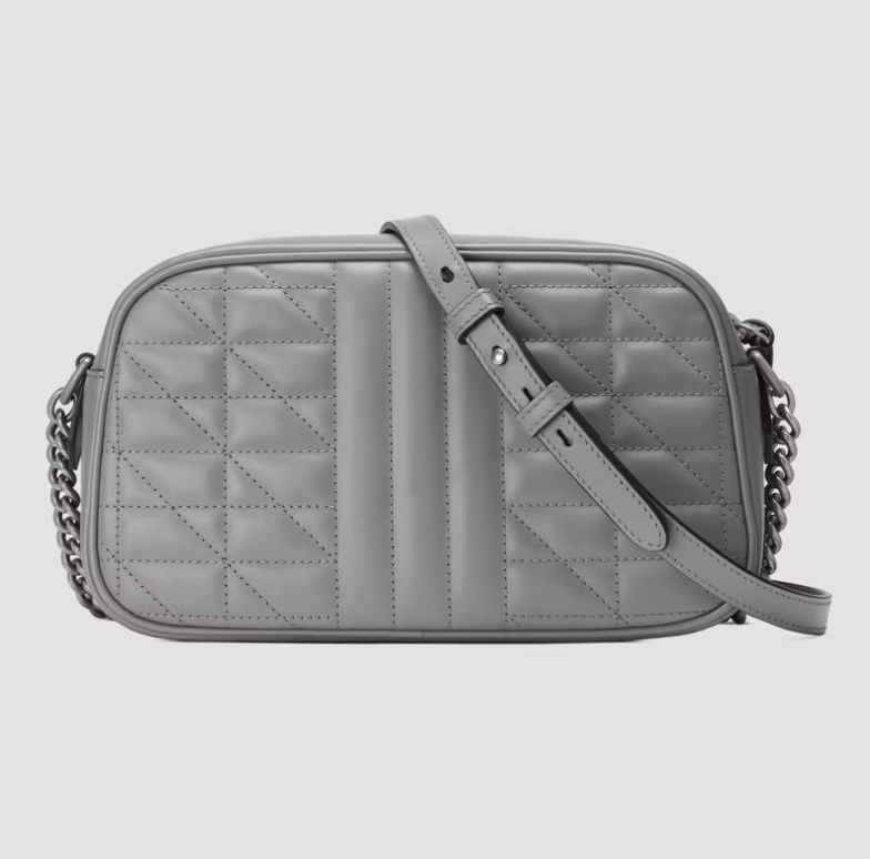 深灰色絎縫皮革配上仿古銀色配件的內斂低調