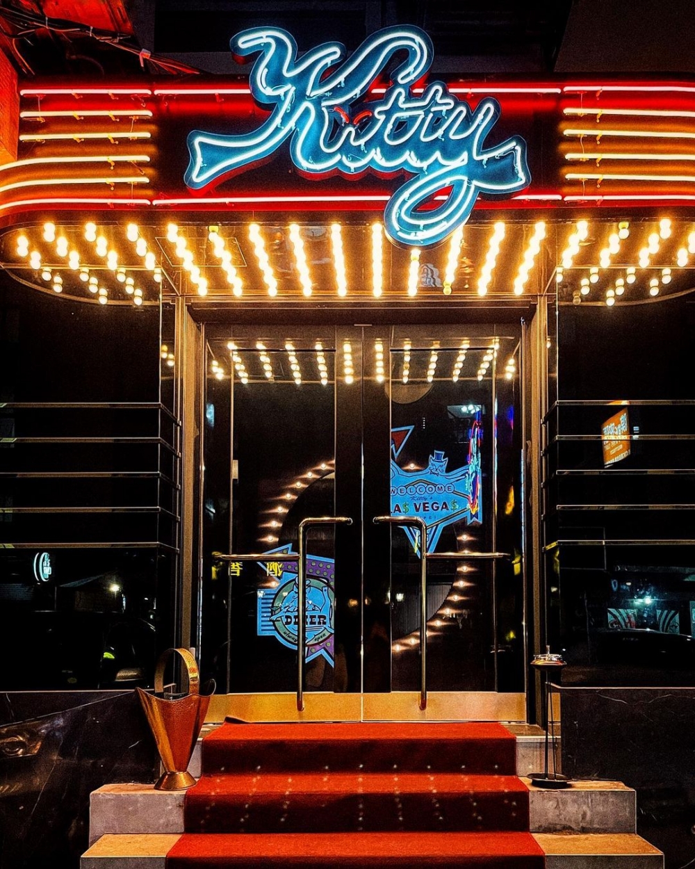 有著五光十色霓虹燈的《Kitty Taipei》