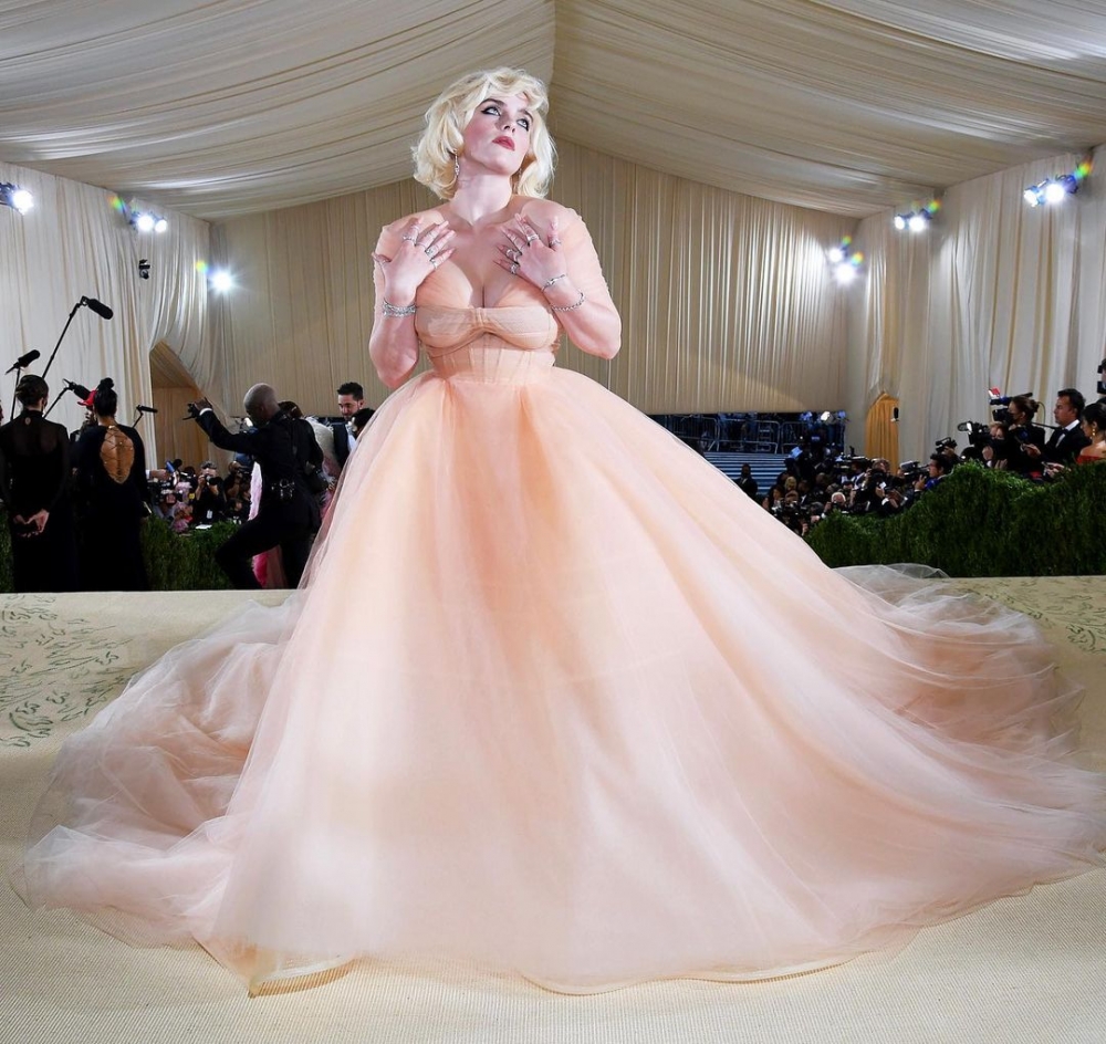 Billie Eilish化身Marilyn Monroe再世的怪奇比莉