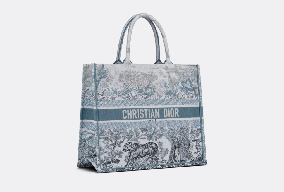 Dior Book Tote輕便袋另外亦有全幅藍色漸變Toile de Jouy主題圖案刺繡的配色選擇