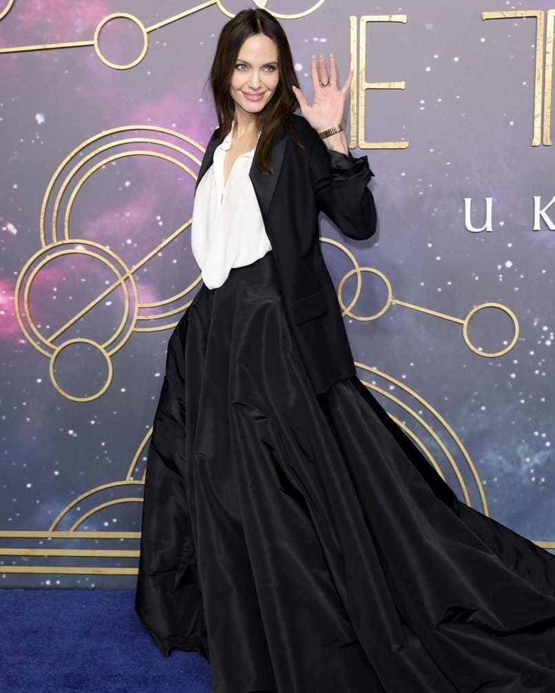 在倫敦站,她身穿Valentino的訂製禮服登場