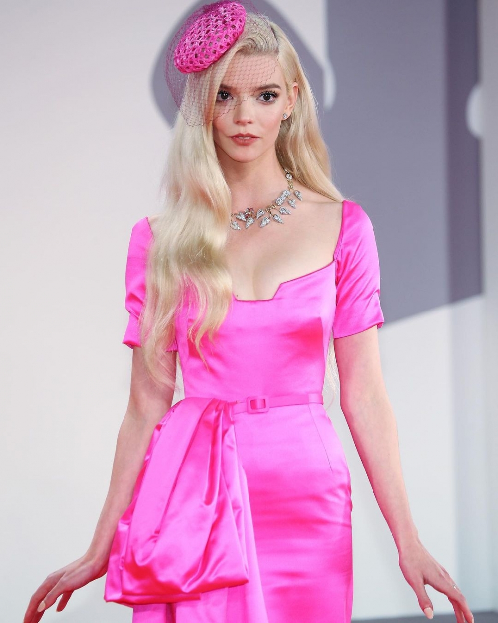 她精緻的外貌是他有著父母多國的混血