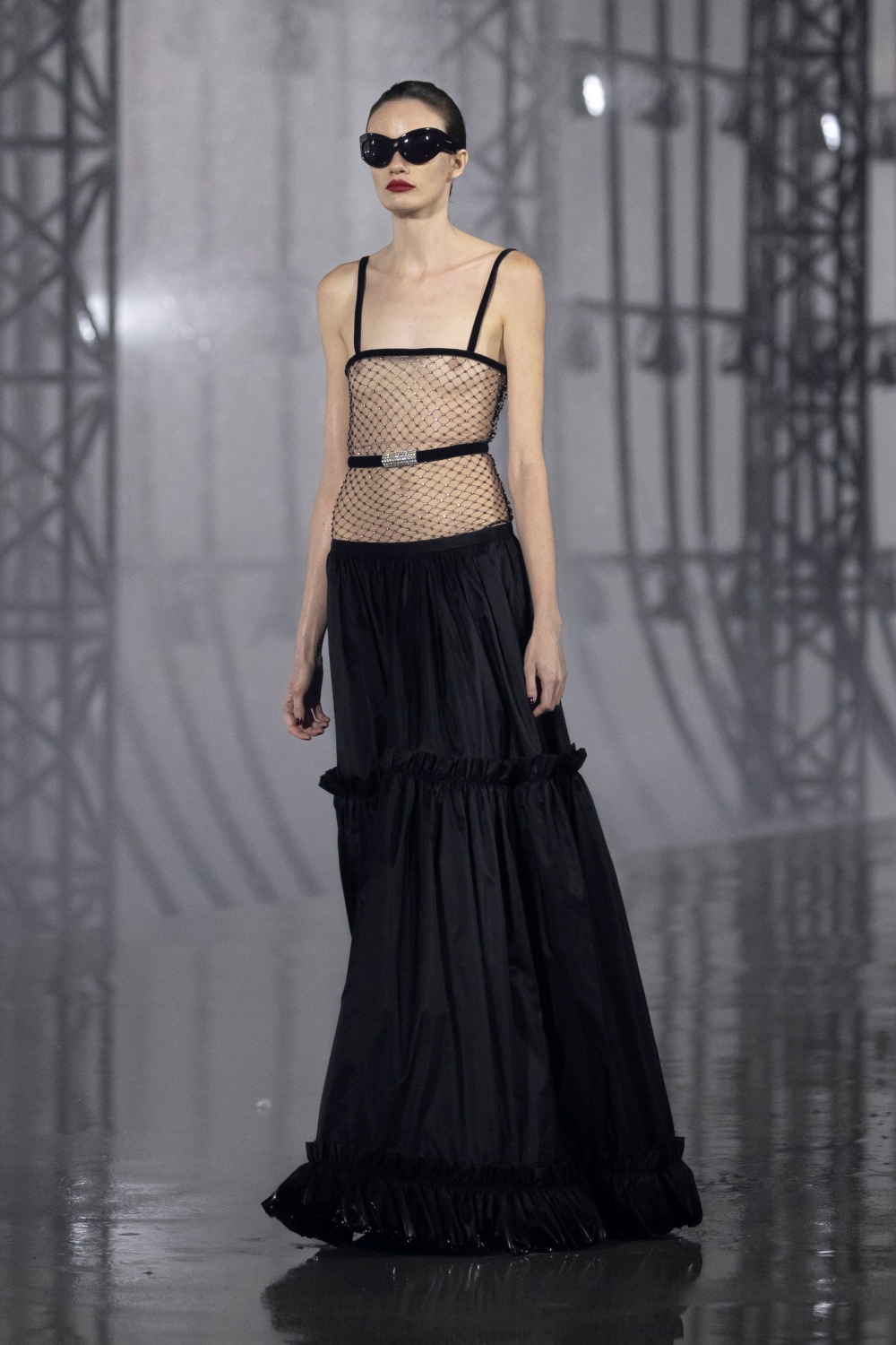 本季Saint Laurent 再次選擇在老地點艾菲爾鐵塔舉行