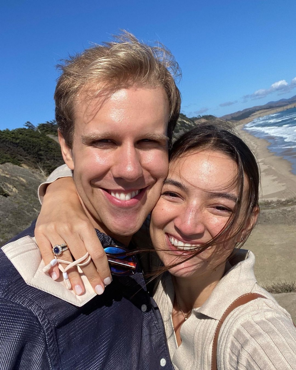 今日剛剛被求婚的她與未婚夫的燦爛笑容