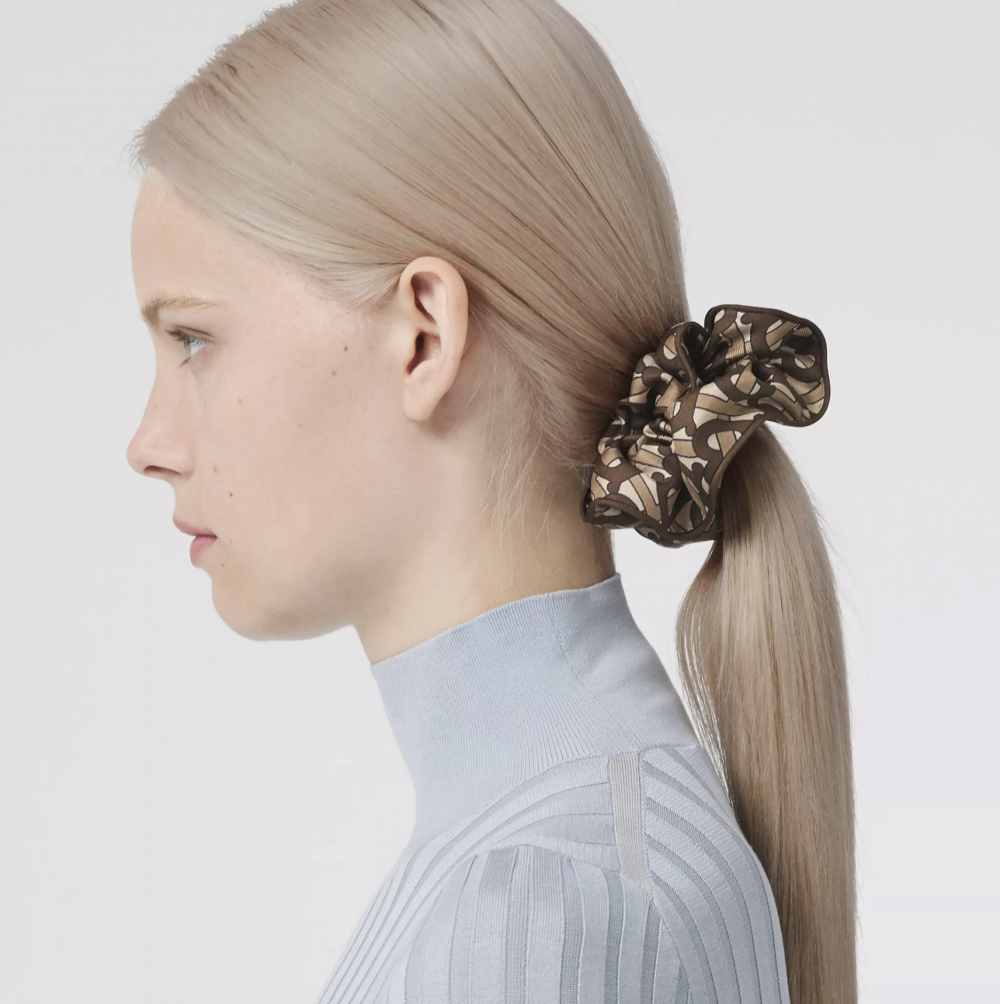 Burberry在秋冬推出的斜紋真絲髮圈飾有復古 Monogram 圖案