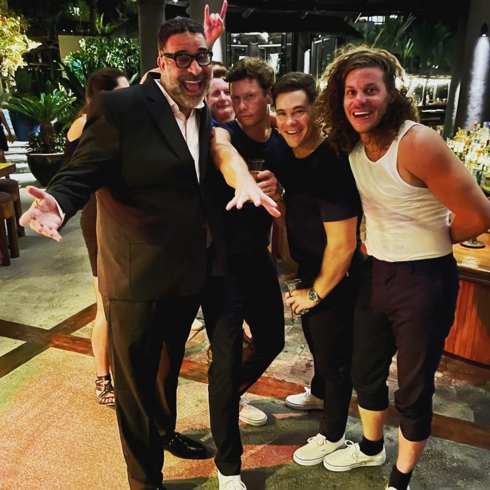 Adam Devine的朋友在網路上公布了他結婚的喜訊