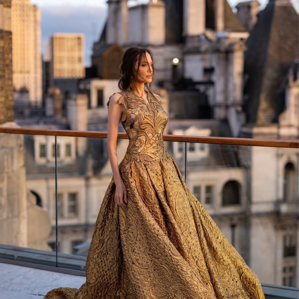 這次的驚喜之外,Angelina Jolie身穿金色的禮服登場