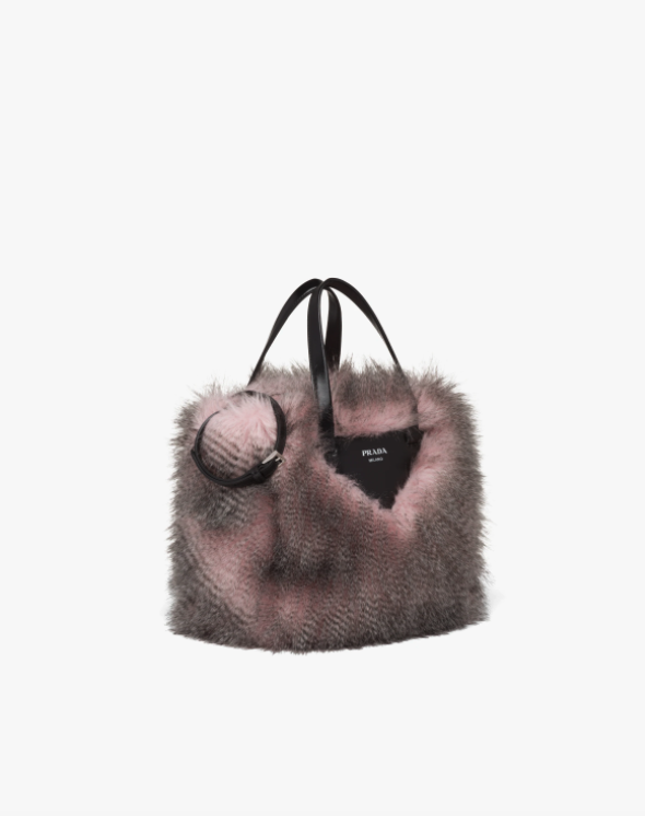 這款來自Prada 2021秋冬系列托特包,採用柔軟的人造毛皮面料製成。