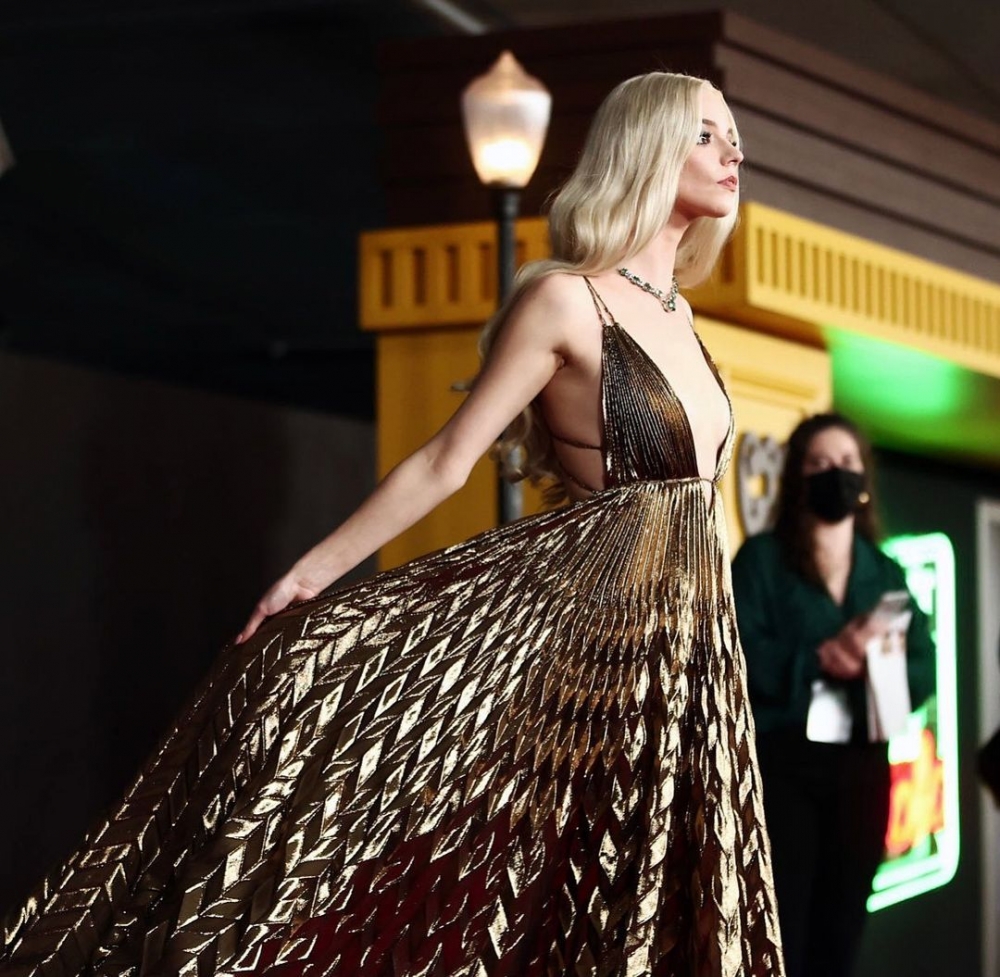 將裙襬拉起，像是一位剛剛下凡的仙女