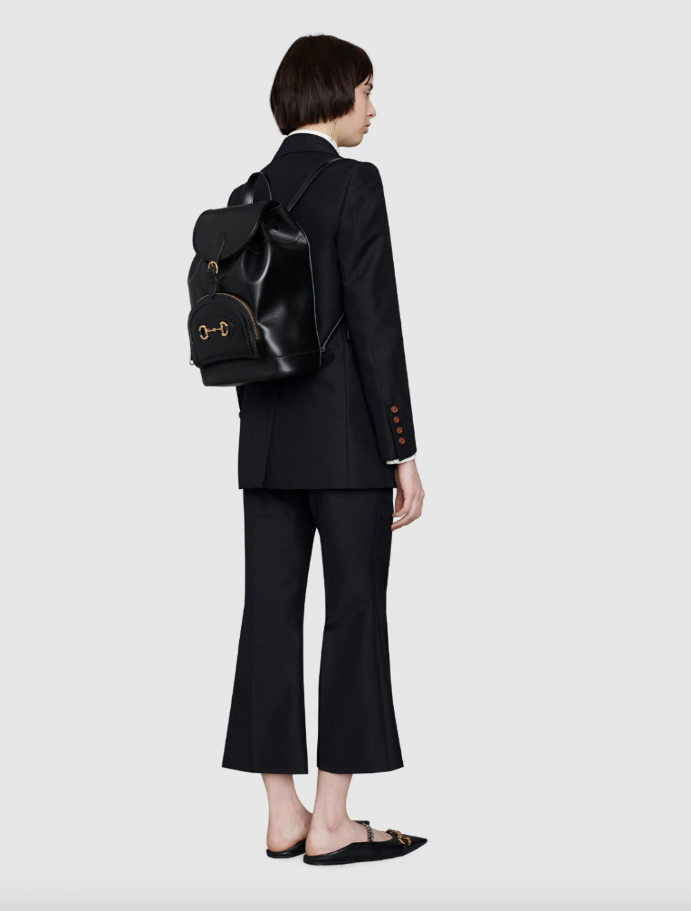 金屬與皮革的碰撞是這款背包格外時髦