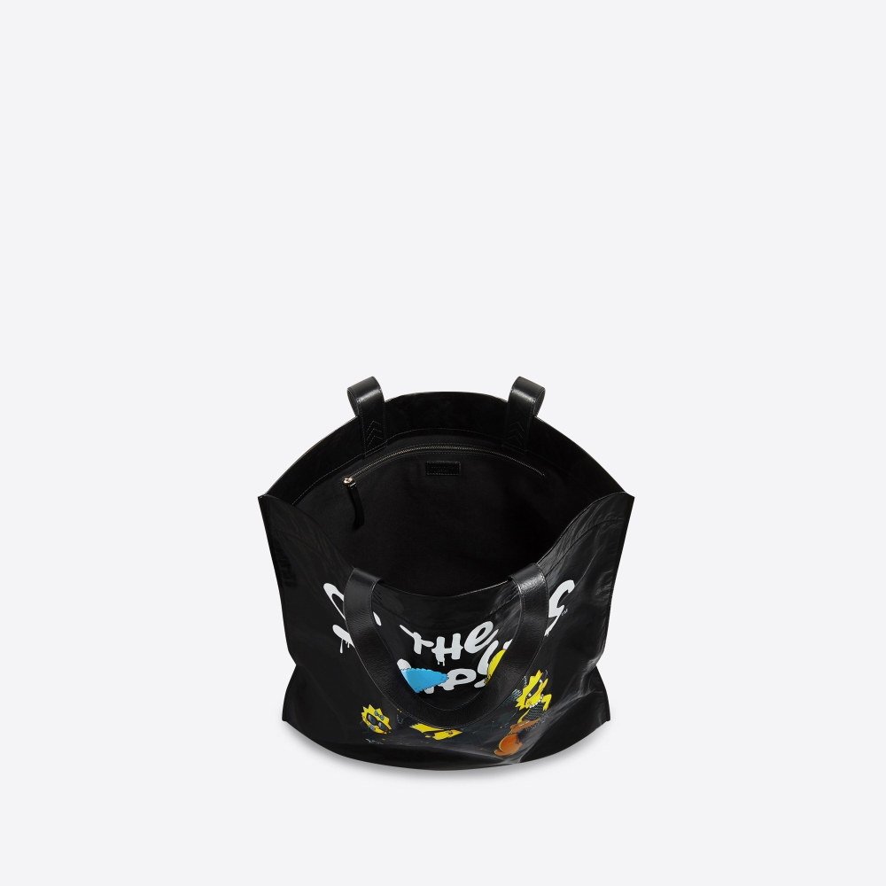 Balenciaga這一次採用亮漆小牛皮,袋身正面壓印上大大的Simpsons圖案