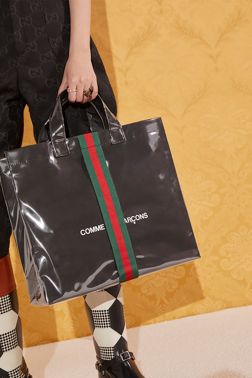 全新Comme des Garçons x Gucci Tote Bag款式採用時尚的黑色配色