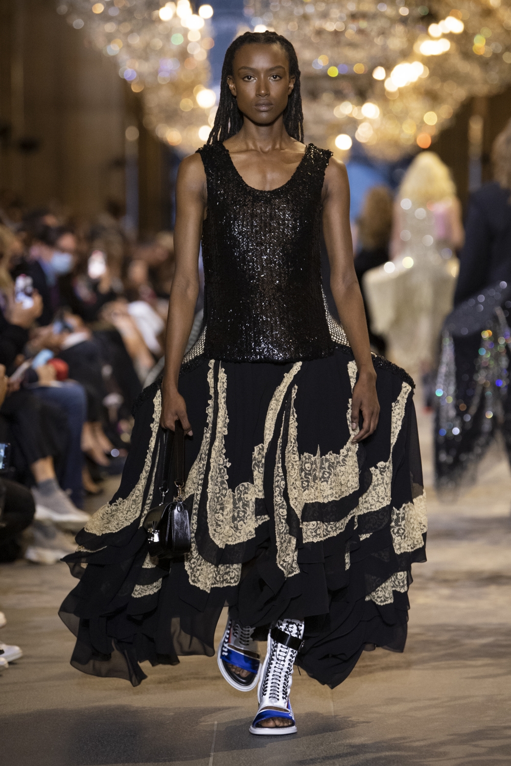 術總監 Nicolas Ghesquière在SS22中以探索時間概念並將幾代人的變革創意融合