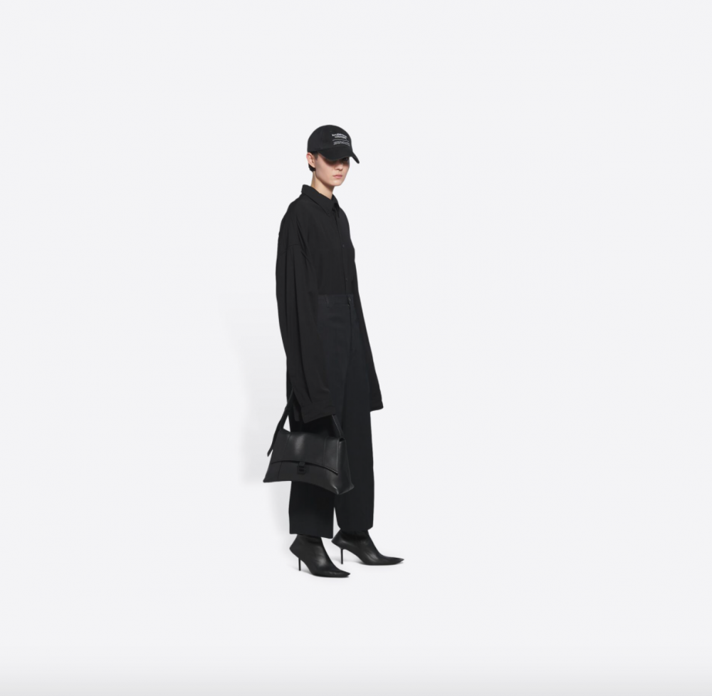 黑色的沙漏包是秋冬Balenciaga的款式