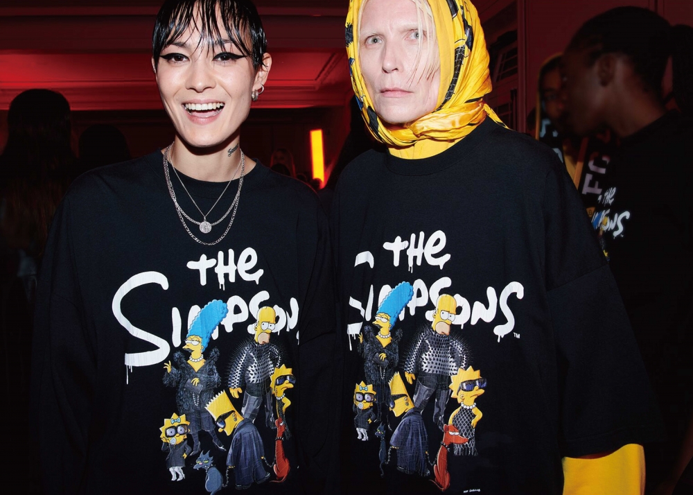 Balenciaga與Simpsons的標誌象徵都一致地融入品牌的獨特風格