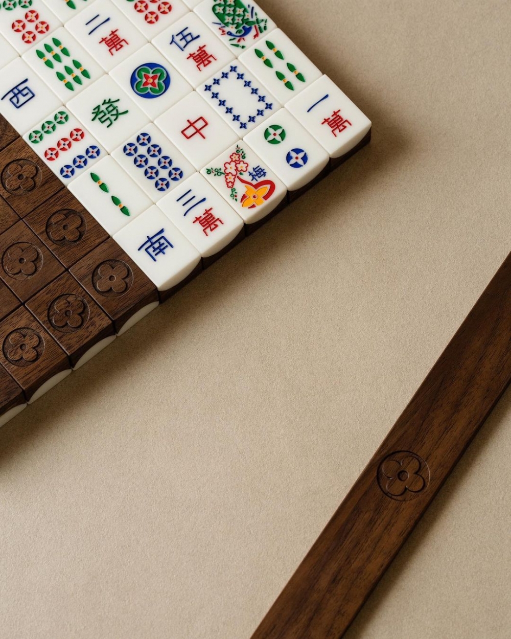 強化了Louis Vuitton Monogram花卉的重要性