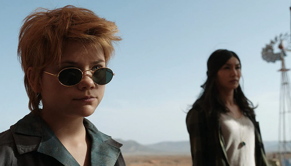 在劇中是飾演著有著小孩的外觀但能力強大的超級英雄