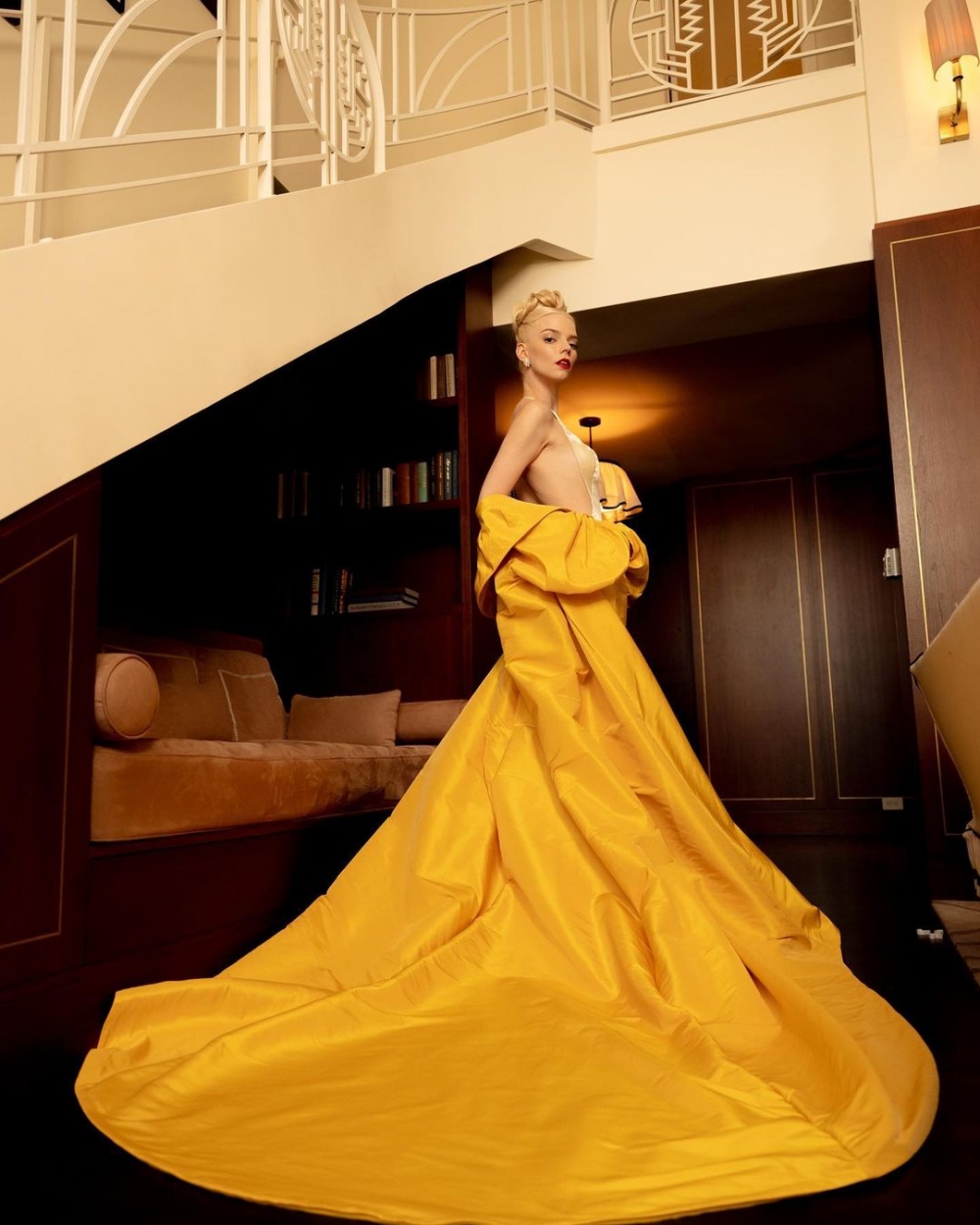 身穿金色的禮服，也讓她展現優雅的氣質