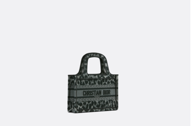 今季Dior Book Tote系列的主打設計靈感來自品牌經典豹紋圖案